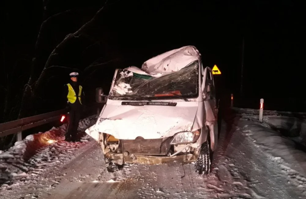 Dachowanie busa w Bieszczadach. Przewoził 11 pasażerów