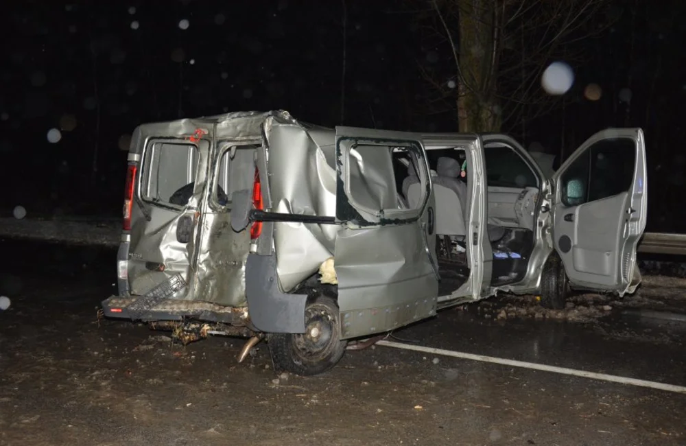 Bus wpadł w poślizg, po czym uderzył w drzewo. Do szpitala przewieziono dwie osoby