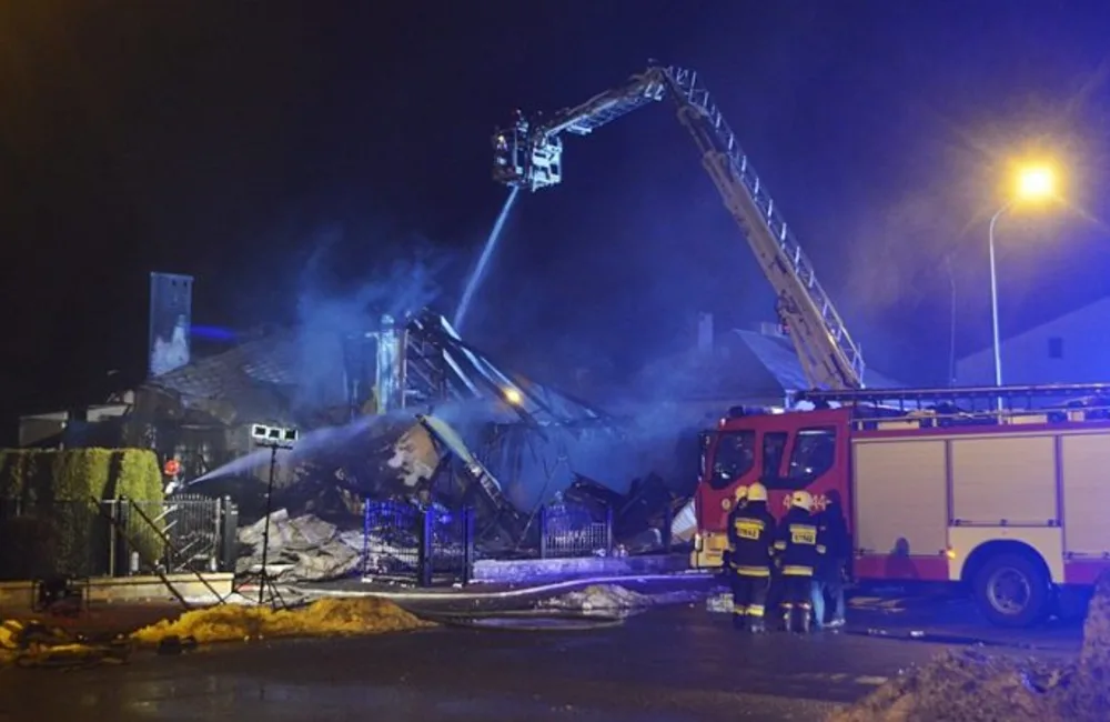 32 strażaków gasiło pożar budynku mieszkalnego w Oleszycach