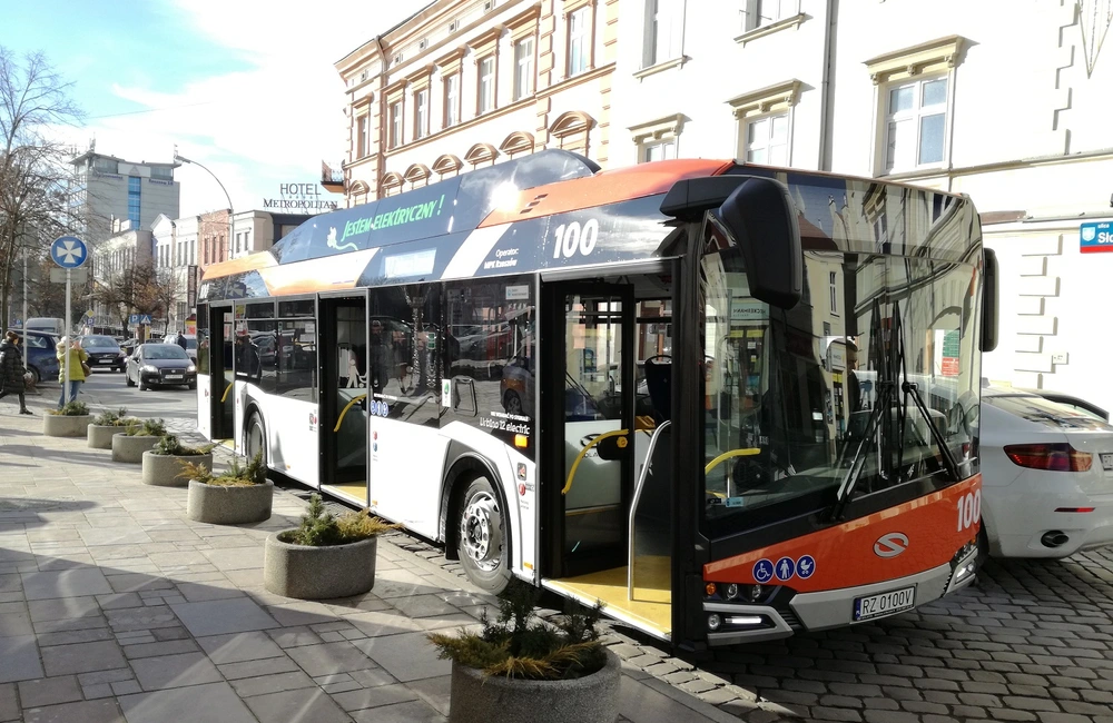 Autobusy elektryczne wyjechały na ulice Rzeszowa. Będą również dodatkowe stacje ładowania [ZDJĘCIA]