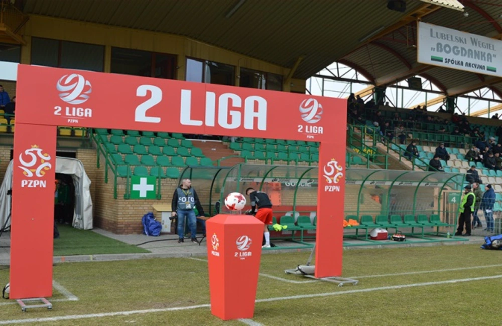 Kibice pomagają piłkarzom Apklan Resovia Rzeszów w powrocie na stadion przy ul. Wyspiańskiego