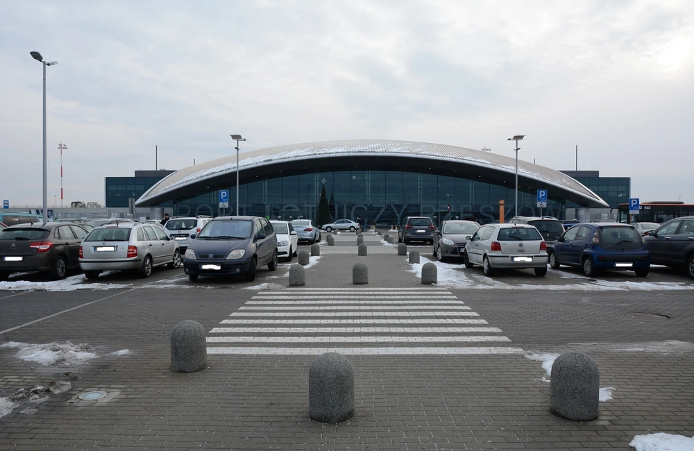 Koniec z darmowym parkingiem na lotnisku w Jasionce. Od lipca zaczną obowiązywać opłaty