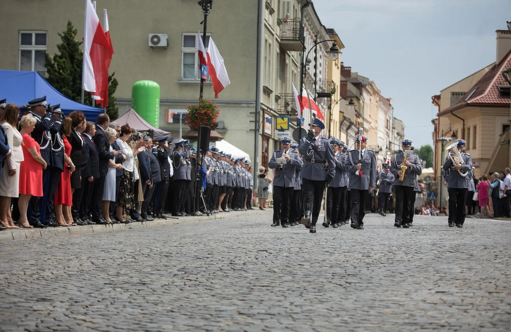 Święto Policji na placu Farnym. Rozdano medale, odznaczenia, awanse oraz przekazano sztandar