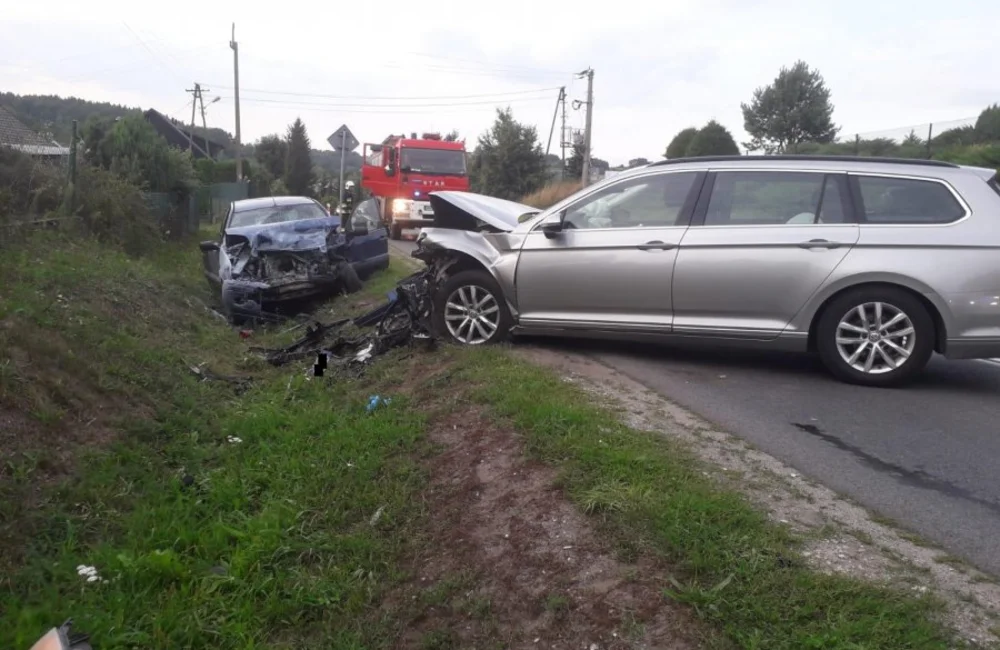 Czołowe zderzenie samochodów. 9 osób w szpitalu