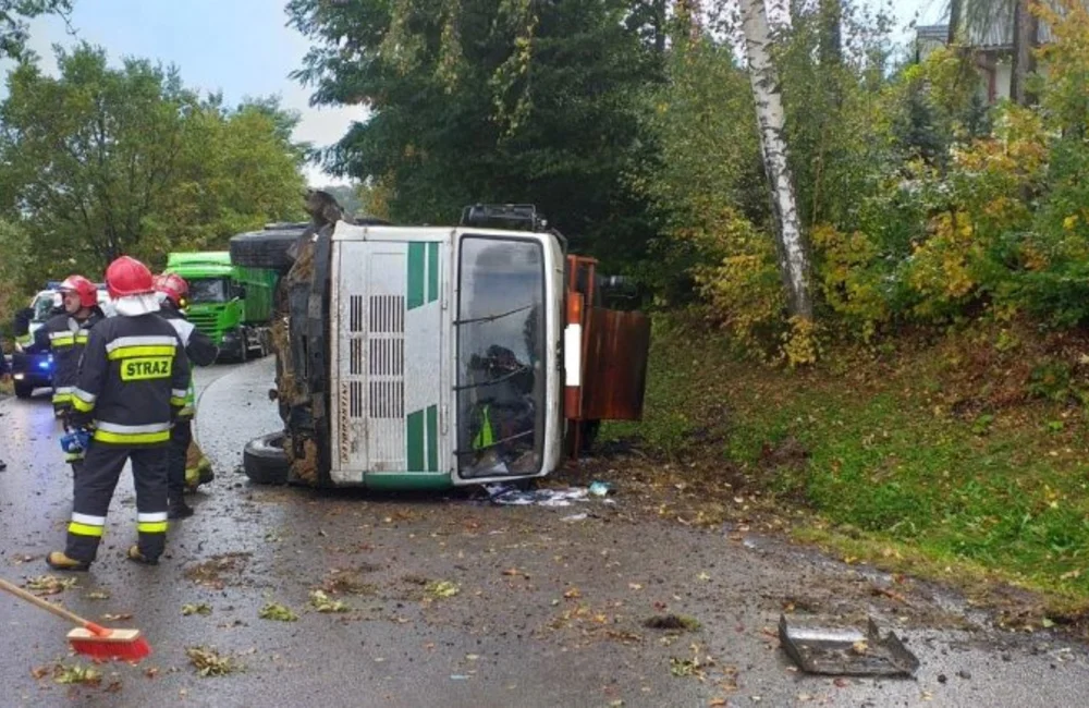 Kierowca ciężarówki stracił panowanie nad pojazdem. W akcji ratunkowej uczestniczył śmigłowiec