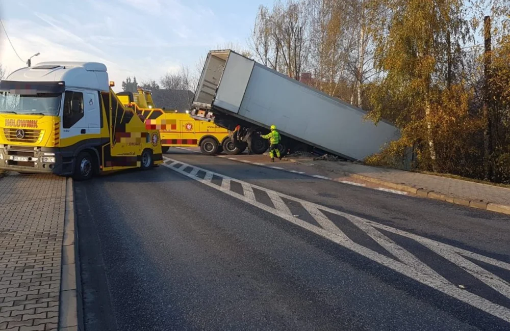 Droga do Boguchwały zablokowana. Trwa wyciąganie naczepy z przydrożnego rowu