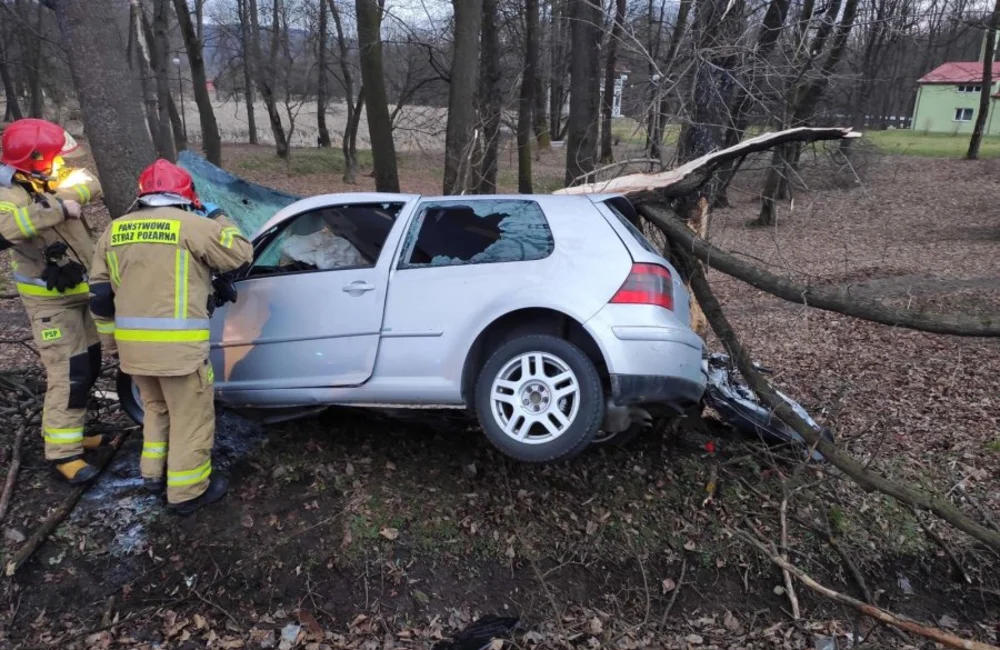 Pijany kierowca stracił panowanie nad pojazdem. 20-latek trafił do szpitala