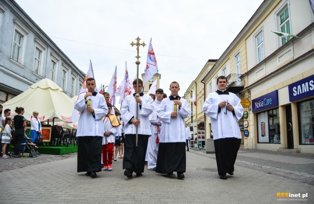 Boże Ciało w Rzeszowie. Procesje na terenach przykościelnych, centralne uroczystości w Katedrze