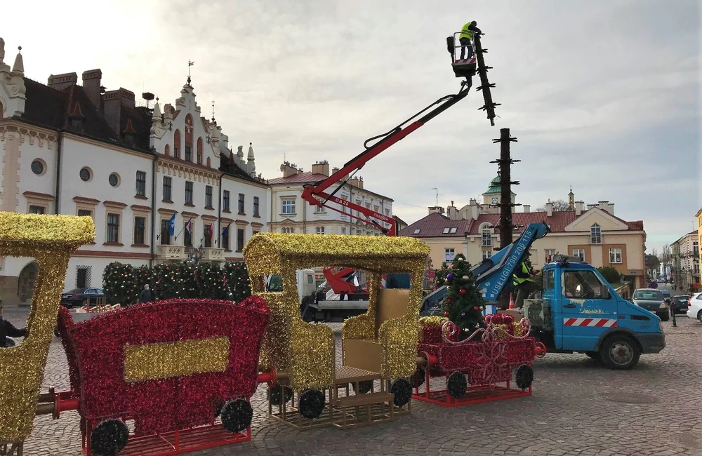 Rozpoczął się montaż iluminacji świątecznych w Rzeszowie [ZDJĘCIA]