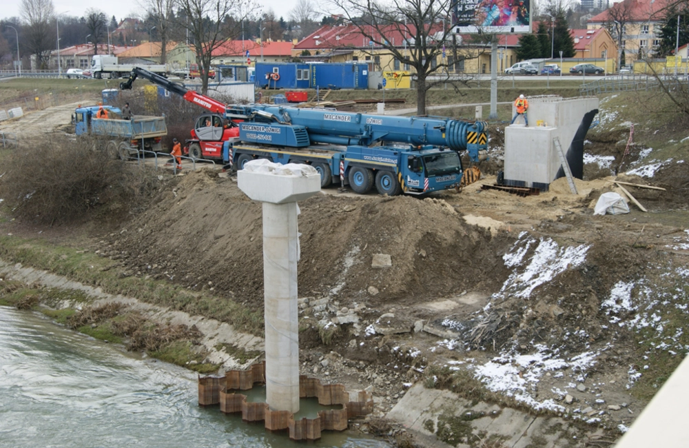 Trwa budowa kładek rowerowych w Rzeszowie. Utrudnienia dla pieszych przy moście Lwowskim