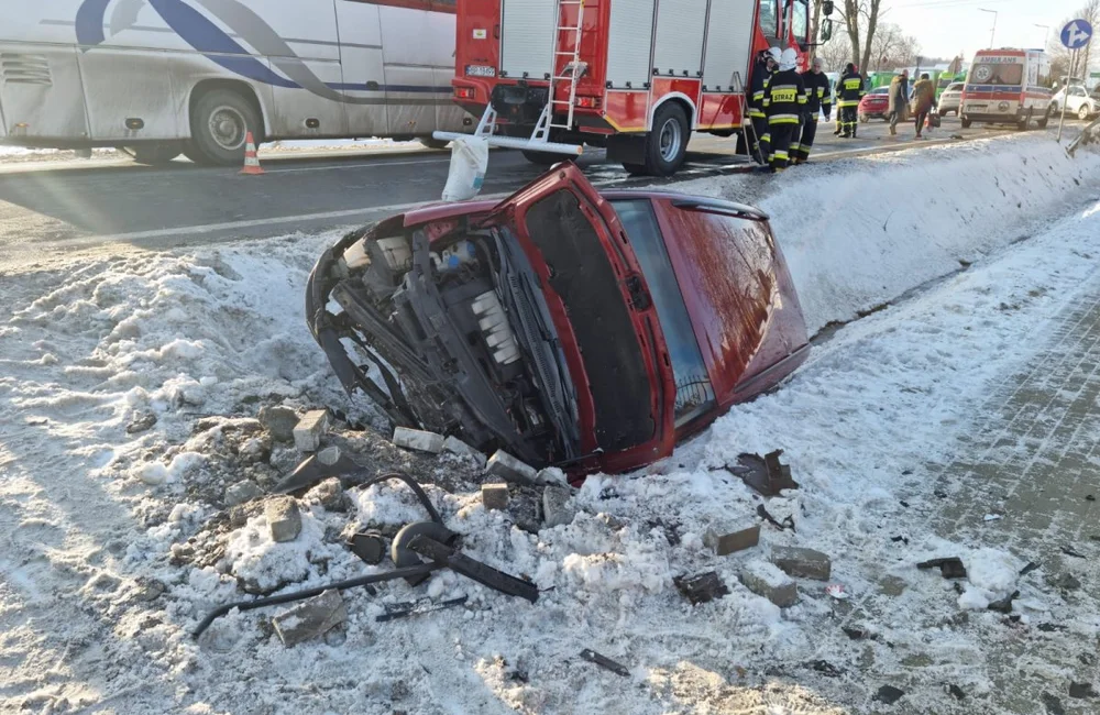 Czołowe zderzenie w Domaradzu. Jedna osoba ranna 