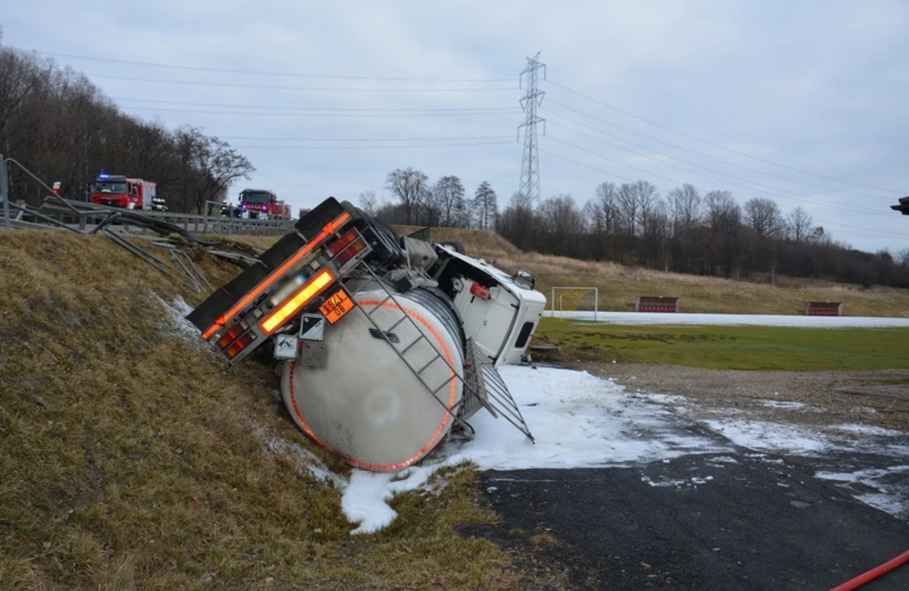 Czołowe zderzenie osobówki z cysterną na DK19 w Iskrzyni. Jedna osoba ranna