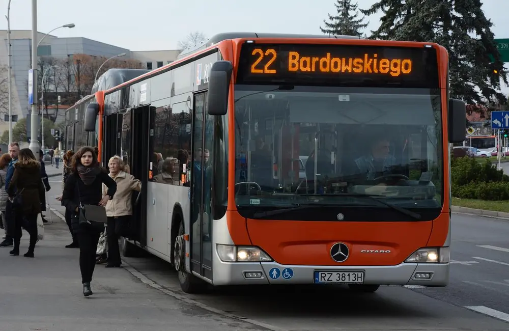 Nieczynne przystanki przy ul. Bardowskiego