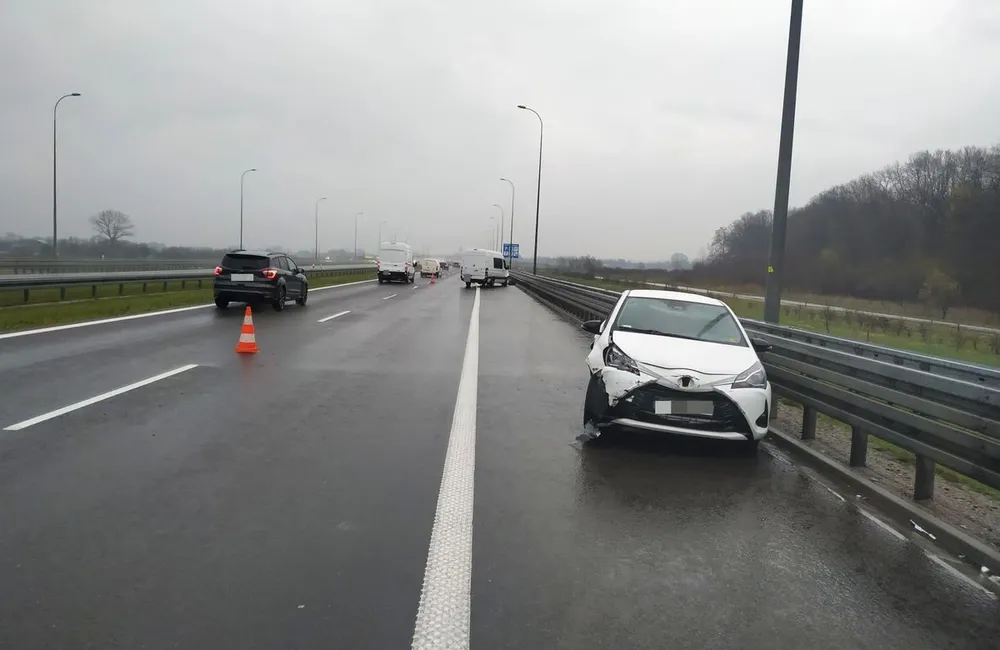 Poranny wypadek na A4. Jedna osoba w szpitalu