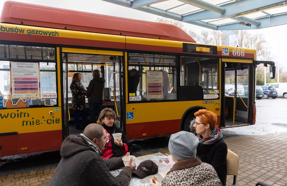 Autobus ciepła ponownie ruszył z pomocą potrzebującym