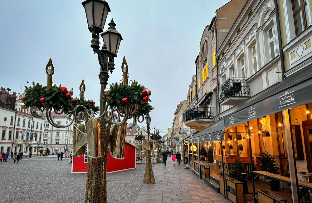 W Rzeszowie trwa montaż świątecznych iluminacji. Zabłysną 6 grudnia [ZDJĘCIA]