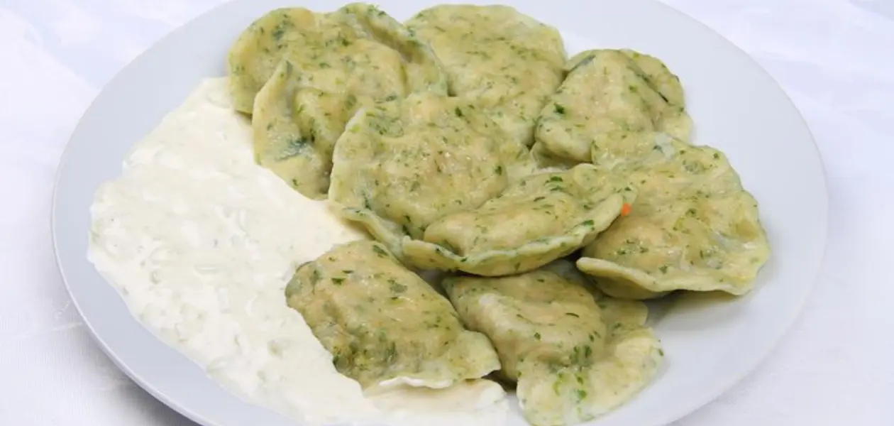 Pierogi w cieście szpinakowym z kurczakiem, cebulą i pieczarkami