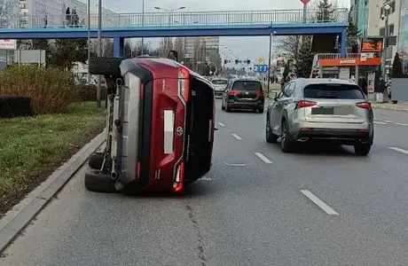 Kolizja na al. Rejtana. Toyota uderzyła w słup i przewróciła się na bok fot. KMP w Rzeszowie 