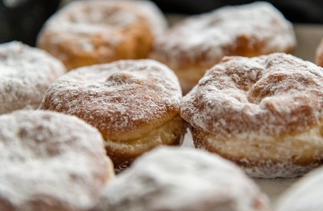 Darmowe pączki i kawa w Stolarni