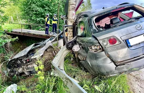 Mazda uderzyła w drzewo. 18-letni mężczyzna zginął na miejscu fot. KPP w Brzozowie KPP w Brzozowie