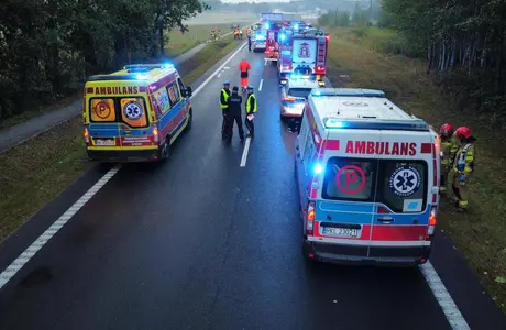 Cmolas. Zderzenie ciężarówki z pojazdem wojskowym, 7 osób trafiło do szpitala fot. KPP w Kolbuszowej 