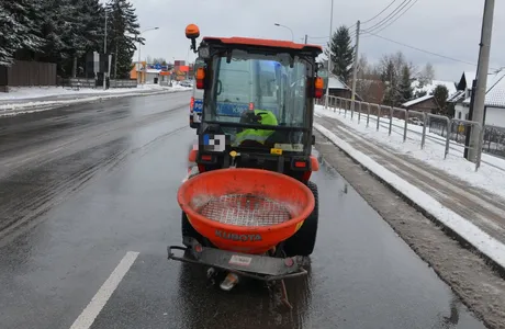 4 wypadki, 4 osoby ranne – rzeszowscy policjanci podsumowali weekend na drogach Na zdj. Traktor, którym kierował pijany 47-letni mężczyzna / fot. KMP w Rzeszowie 