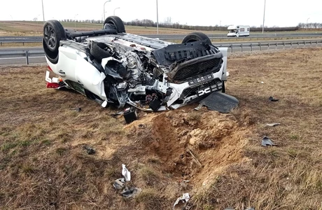 Dachowanie na A4 w Mirocinie. Kierowca dacii w poważnym stanie trafił do szpitala fot. KPP w Przeworsku 