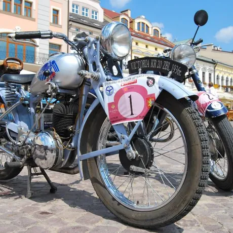 XI Podkarpacki Rajd Pojazdów Zabytkowych - Rzeszów - Rynek - fot 44