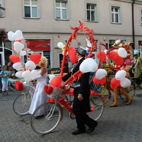 Parada uliczna Teatru Maska w Rzeszowie z okazji 80 rocznicy urodzin Jerzego Grotowskiego - fot 15