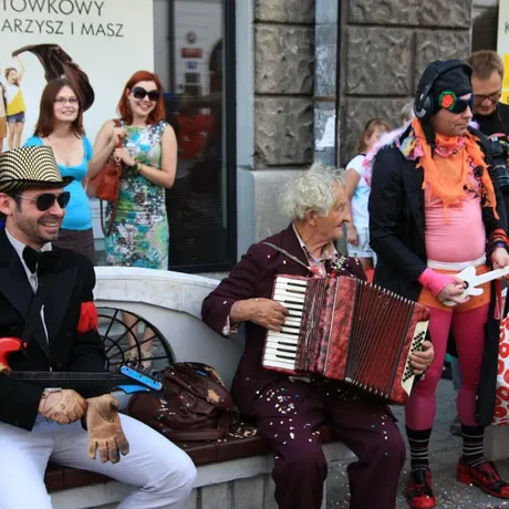 Parada uliczna Teatru Maska w Rzeszowie z okazji 80 rocznicy urodzin Jerzego Grotowskiego - fot 13