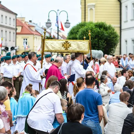 Boże Ciało. Procesja ulicami Rzeszowa - fot 5