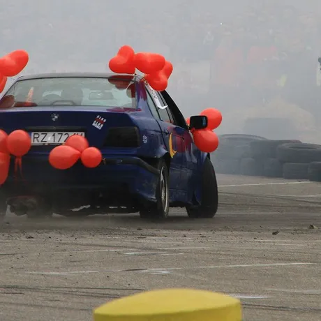 Pokazy driftu na Festiwalu Motoryzacyjnym w Rzeszowie  - fot 8