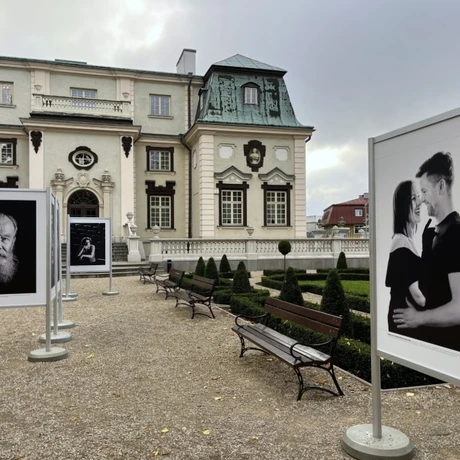 "Spotkania" - fotografie Tadeusza Poźniaka w ogrodzie Letniego Pałacu Lubomirskich - fot 2