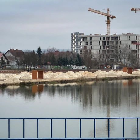 Rzeszów - Budowa miejskiej plaży nad Wisłokiem [grudzień 2024] - fot 19