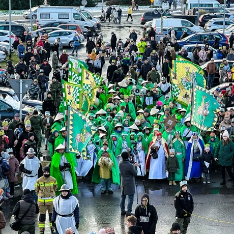 Rzeszów - 10. Orszak Trzech Króli przeszedł ulicami Rzeszowa - fot 5