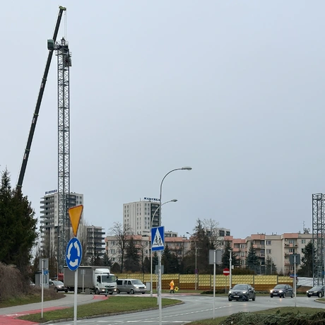 Rzeszów - Montaż żurawi na budowie 17-piętrowego wieżowca w rejonie ronda Pobitno - fot 1