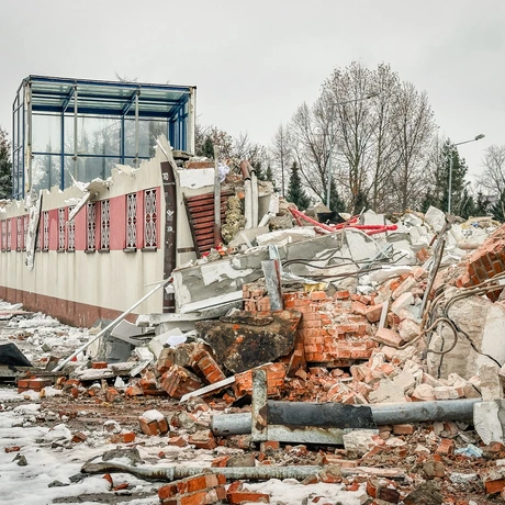 Rzeszów - Prace rozbiórkowe na stadionie Resovii przy ul. Wyspiańskiego - fot 5