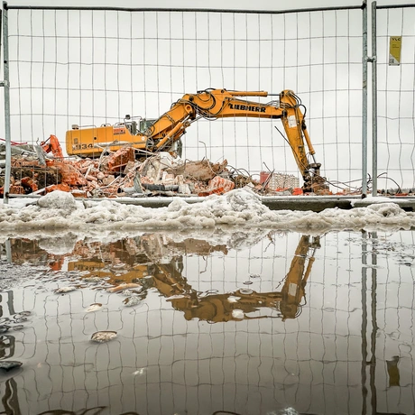 Rzeszów - Prace rozbiórkowe na stadionie Resovii przy ul. Wyspiańskiego - fot 3