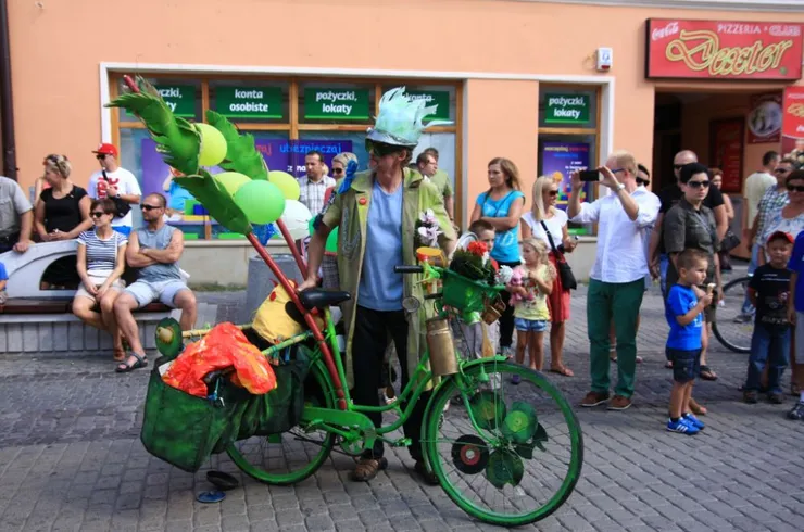 Rzeszów - Parada uliczna Teatru Maska w Rzeszowie z okazji 80 rocznicy urodzin Jerzego Grotowskiego