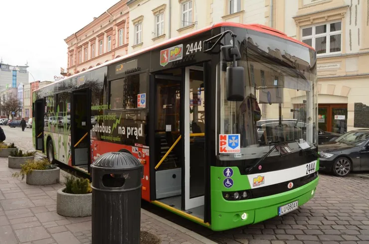 Rzeszów - Elektryczny autobus na ulicach Rzeszowa