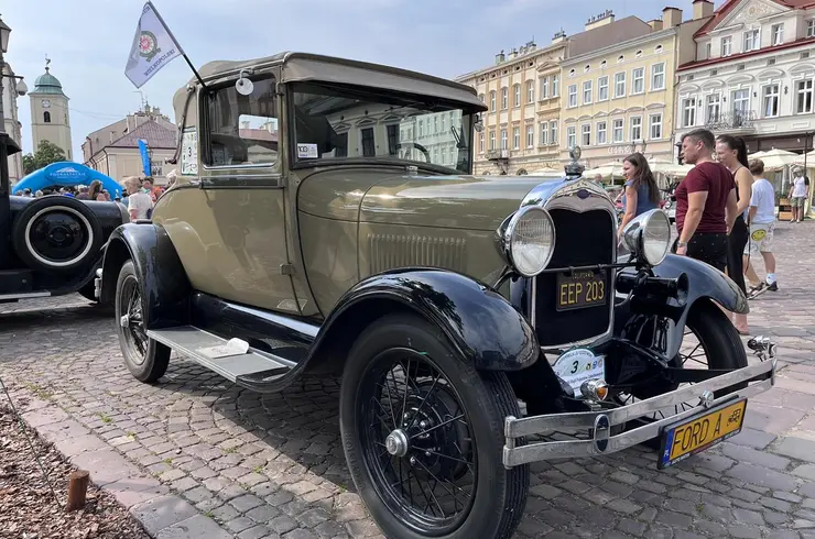 Rzeszów - Zabytkowe pojazdy na rzeszowskim Rynku