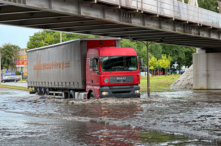Rzeszów - Droga pod wiaduktem na al. Wyzwolenia po porannej ulewie [17.07.2024]