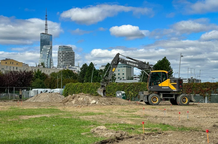 Rzeszów - Pierwsze prace przy tworzeniu ogrodu kieszonkowego w sąsiedztwie Millenium Hall [październik 2024]