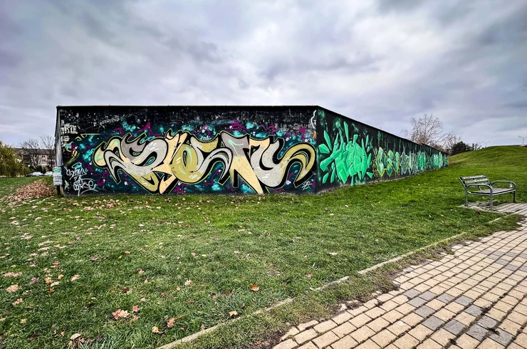 Graffiti na garażach w Parku Zdrowia na osiedlu Kmity