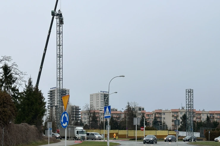 Rzeszów - Montaż żurawi na budowie 17-piętrowego wieżowca w rejonie ronda Pobitno