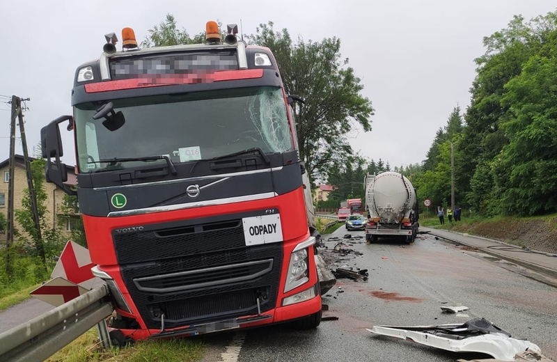 Zderzenie dwóch ciężarówek w Zarzeczu. Jeden z kierowców trafił do szpitala