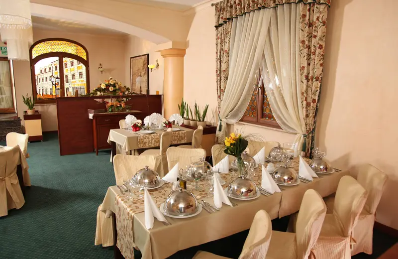 Restauracja Hotelu Ambasadorskiego oferuje dania kuchni sródziemnomorskiej europejskiej i regionalnej