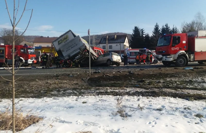 Poważny wypadek w Jaworzu Górnym. Jednego z poszkodowanych przewieziono do szpitala helikopterem