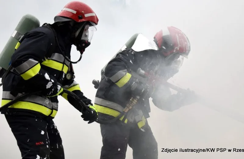 Pożar w Bratkowicach. W zajętym ogniem garażu znaleziono ciało mężczyzny