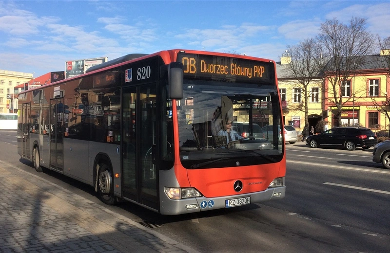 Mężczyzna zaatakował w autobusie 0B kontrolerkę biletów